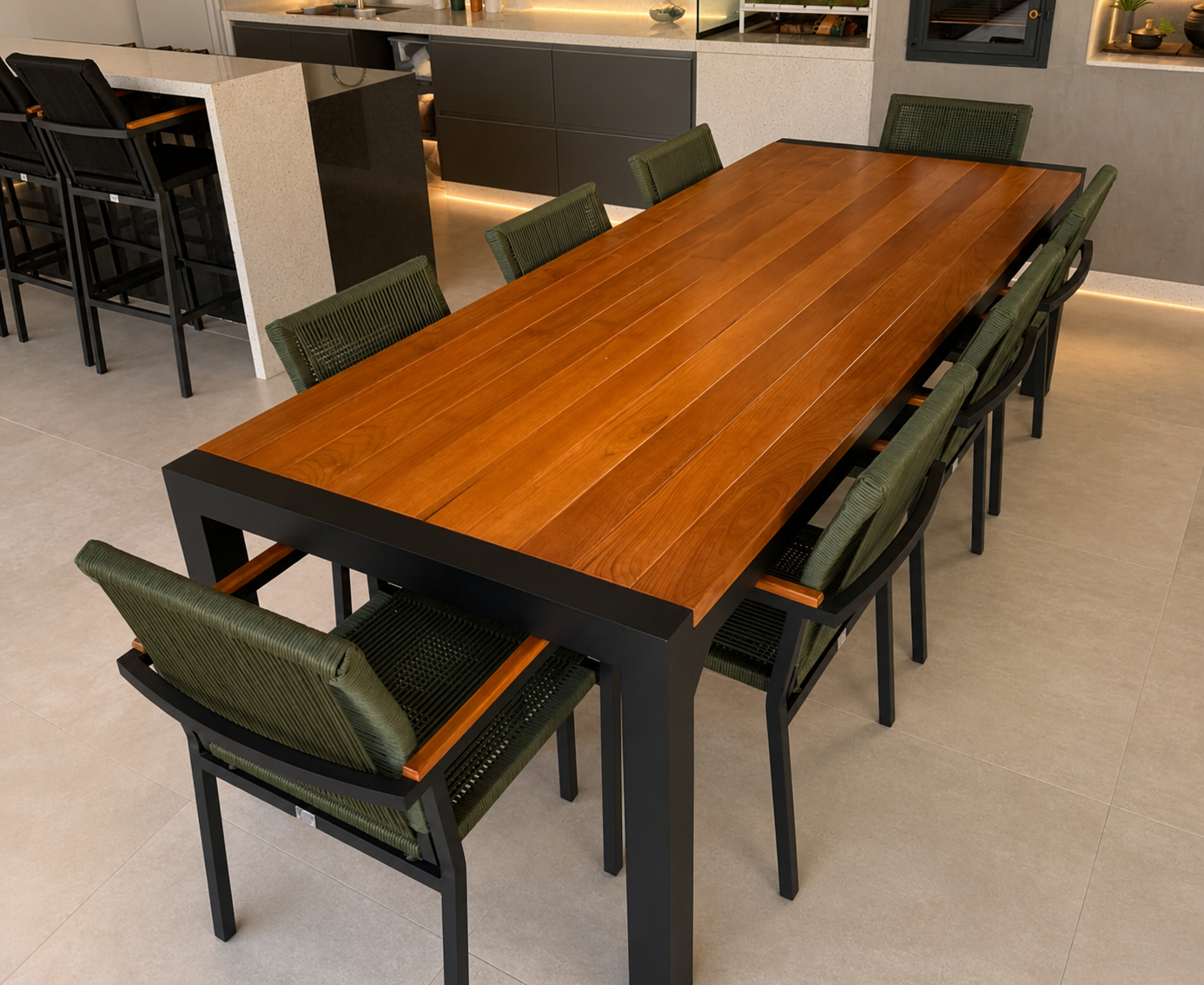 Mesa retangular em madeira com cadeiras verdes em espaço gourmet